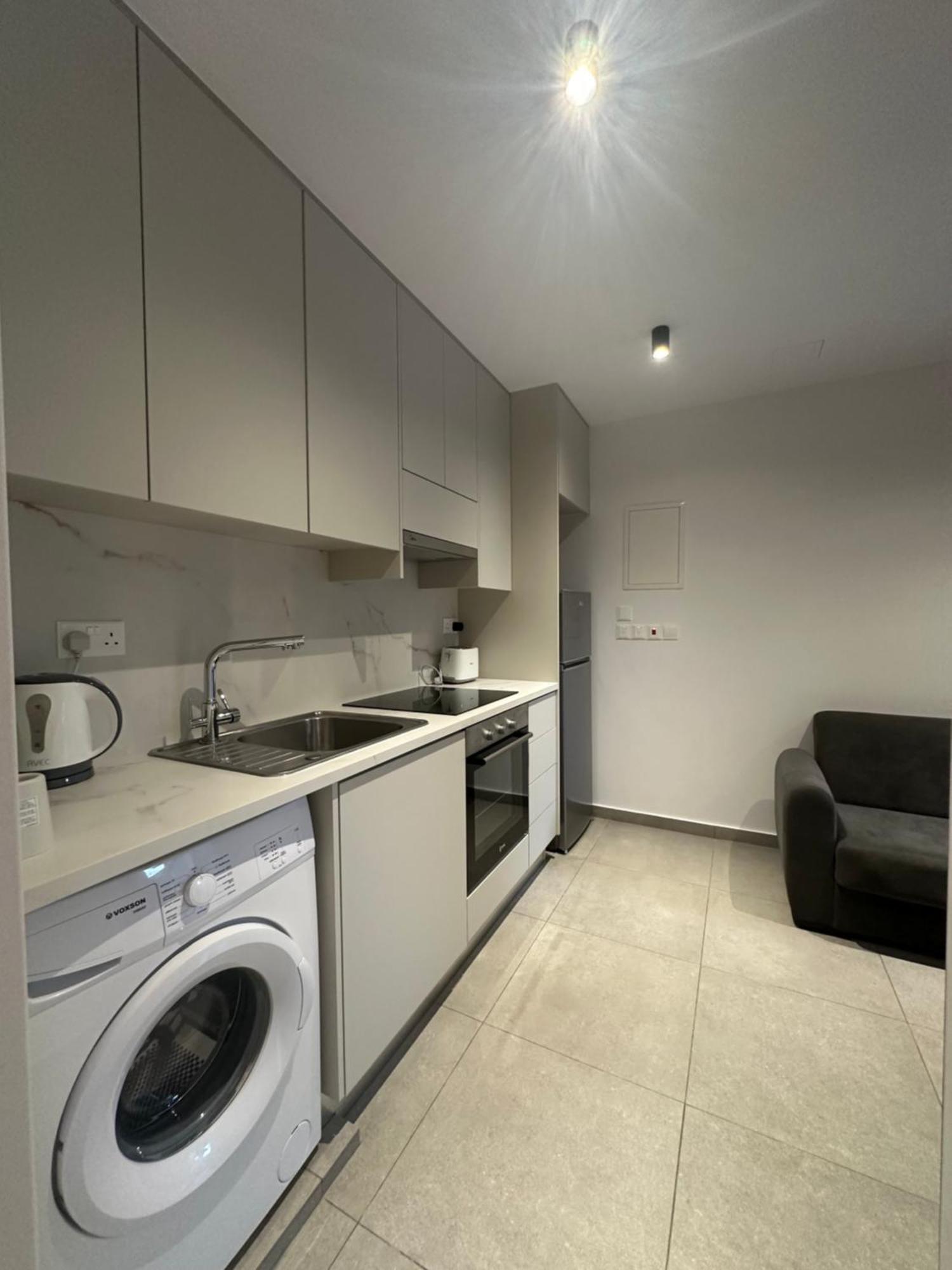 Royal Sunset Studios & Apartments Limassol Bagian luar foto