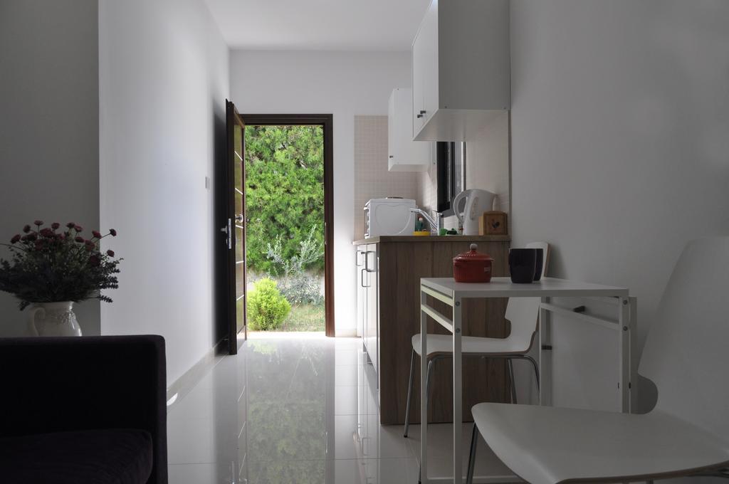 Royal Sunset Studios & Apartments Limassol Bagian luar foto